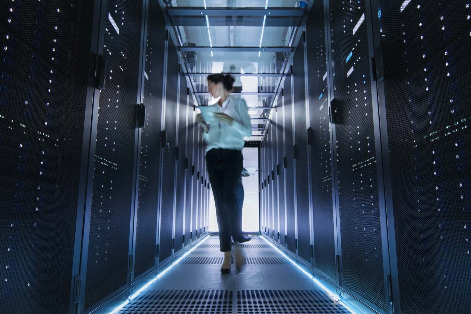 Access flooring system for data centers. Choosing the best tiles.